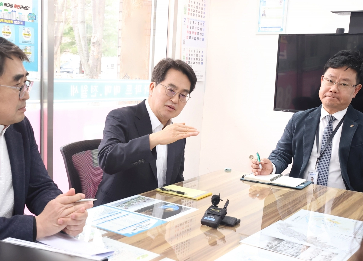 김동연 경기도지사가 26일 하남시내 A공인중개사사무소를 찾아 공인중개사 B씨와  C씨를 만나 최근 도가 적발한 집값담합 사례에 대해 의견을 나누고 있다. (경기도 제공)