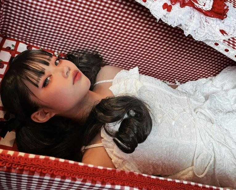 관 속에 누워 죽음을 체험하는 ‘관 명상’이 일본에서 새로운 힐링 체험으로 자리잡고 있다. 그레이브 도쿄 제공