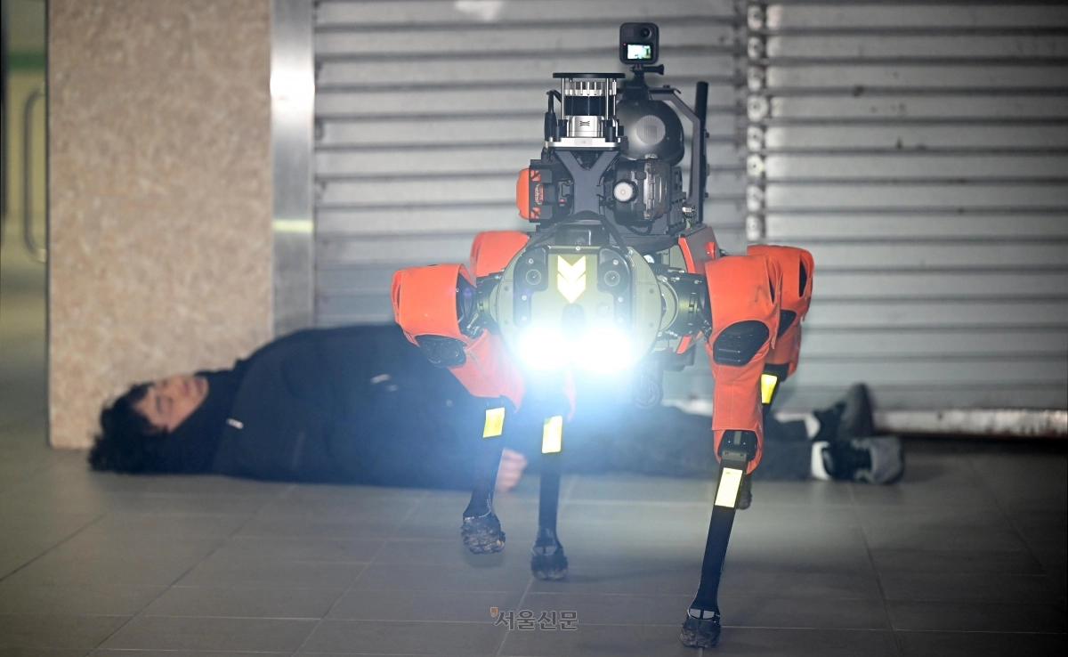 26일 서울 은평구 서울소방학교에서 열린 ‘미래형 재난대응 체계’ 공개 시연회에서 서울소방재난본부의 ‘사족보행로봇’이 지하철 역사 내 화재 상황에서 쓰러진 시민을 발견한 후 지휘본부에 무전을 보내며 이동하고 있다. 2026.2.26. 도준석 전문기자