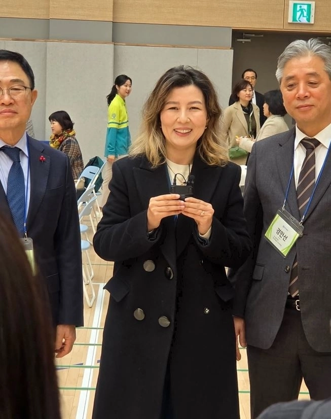 제18회 ASEZ WAO 환경세미나에 참석해 기념사진을 찍는 아이수루 의원