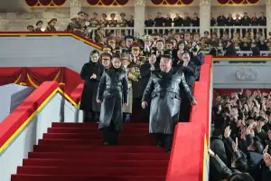 김정은, 딸 위해 비켜섰다…주애가 중심 차지 ‘후계자 존재감’