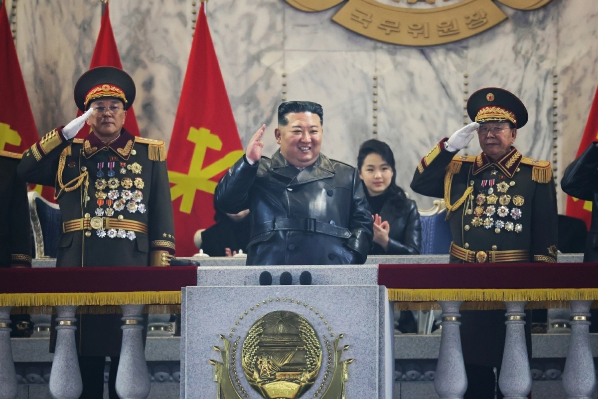 김정은·주애 부녀 ‘판박이 가죽 패션’