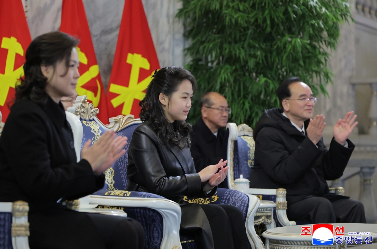 김정은, 딸 주애와 당 대회기념 열병식 참관