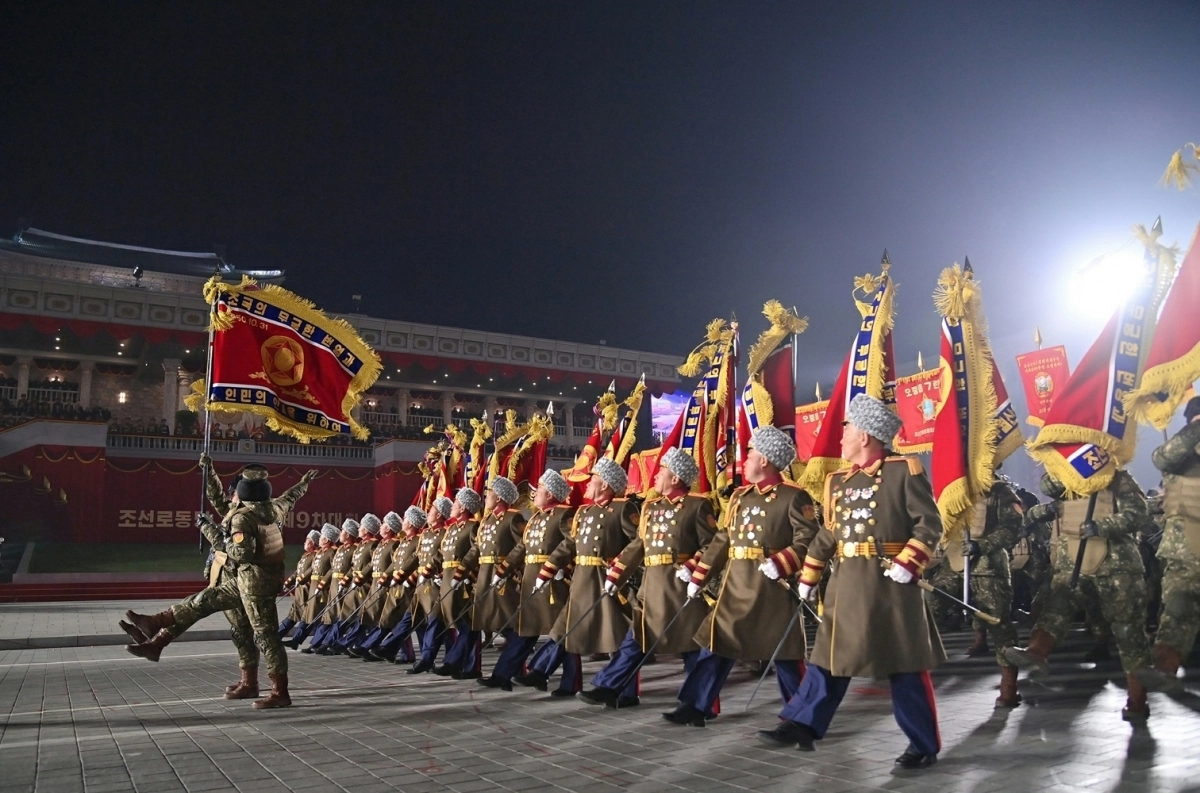 북한이 25일 제9차 노동당 대회 폐막을 기념하는 열병식을 평양 김일성광장에서 개최했다. 김정은 노동당 총비서는 연설에서 “우리 무력은 모든 상황에 준비돼 있다”며 “어떤 세력의 군사적 적대행위에 대해서도 즉시에 처절한 보복공격을 가할 것”이라고 강조했다. 2026.2.26 노동신문 뉴스1