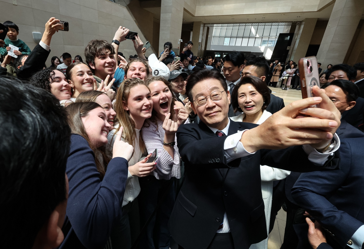 외국인 관광객들과 셀카 찍는 李대통령