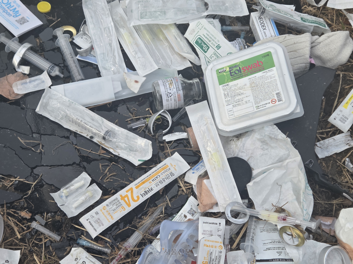 지난 25일 서울 용산구 반포대교에서 추락한 포르쉐에서 나온 프로포폴 빈 병과 주사기가 사고 현장에 흩어져 있다. 김신우 수습기자