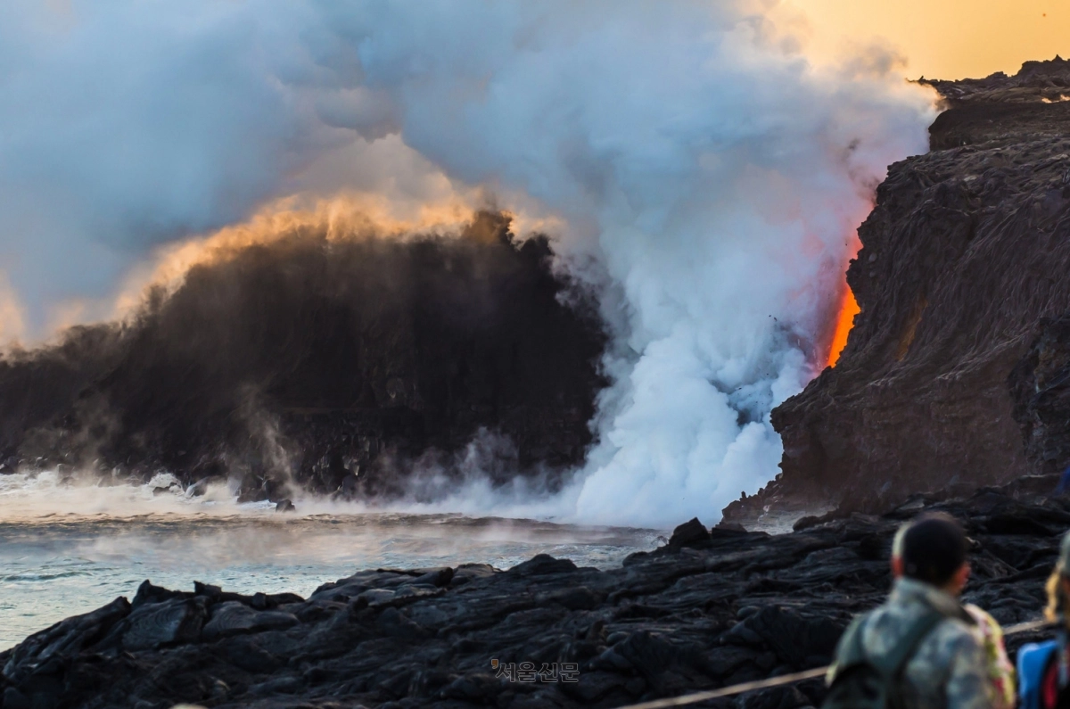 ‘체인 오브 크레이터스 로드’ 끝자락 모습. 분화가 활발할 때면 바다와 용암이 만나는 장면을 목격할 수 있다.