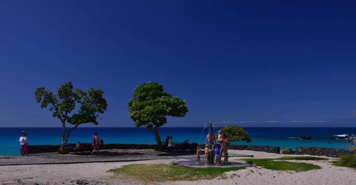 ‘엽서 사진’처럼 원초적 풍경을 갈무리한 마니오 왈리(쿠아베이) 해변.