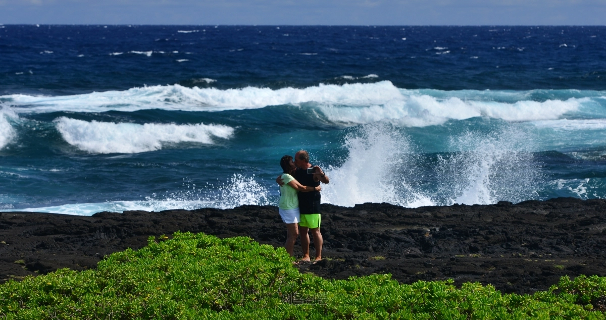 새까만 모래가 일품인 ‘푸날루우 블랙 샌드 비치’.