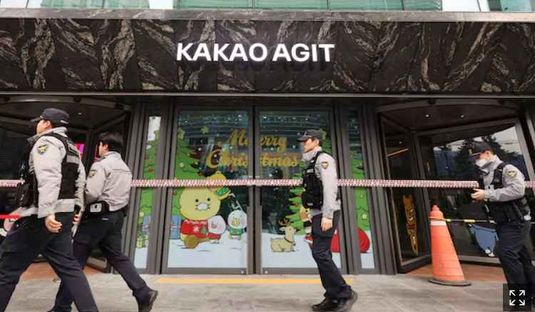 2025년 12월 15일 경기 성남시 분당구 카카오 판교아지트 건물에 폭파 협박이 있었다는 사측의 신고가 접수돼 경찰이 수색에 중이다. 연합뉴스