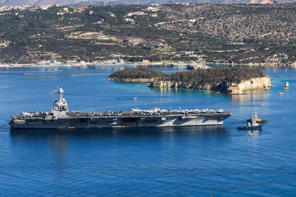 26일(현지시간) 미국 해군 항공모함 USS 제럴드 R.포드가 그리스 크레타섬에 있는 자연항구 수다만에서 출항하고 있다. 2026.2.26 크레타 AFP 연합뉴스