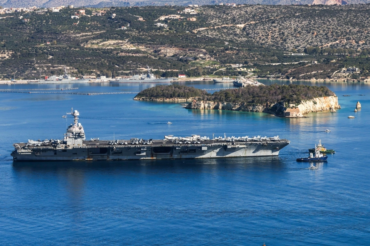 26일(현지시간) 미국 해군 항공모함 USS 제럴드 R.포드가 그리스 크레타섬에 있는 자연항구 수다만에서 출항하고 있다. 2026.2.26 크레타 AFP 연합뉴스