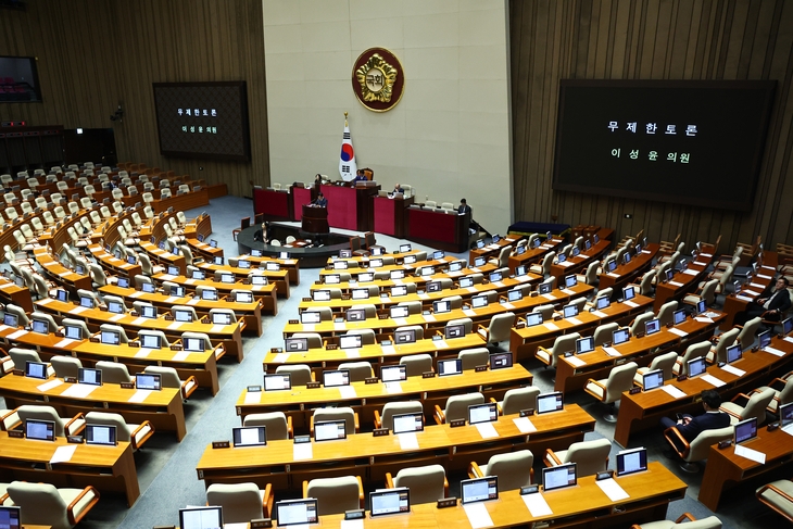 이성윤 더불어민주당 의원이 26일 서울 여의도 국회에서 열린 본회의에서 법왜곡죄 조항이 담긴 형법 개정안 취지를 강조하는 무제한 토론(필리버스터)을 하고 있다.  뉴시스