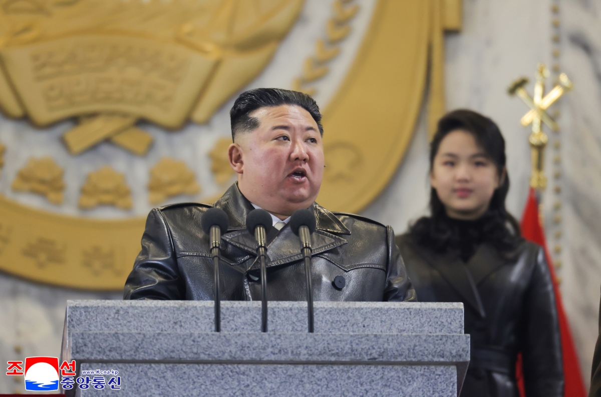 김정은, 딸 주애와 당 대회기념 열병식 참석