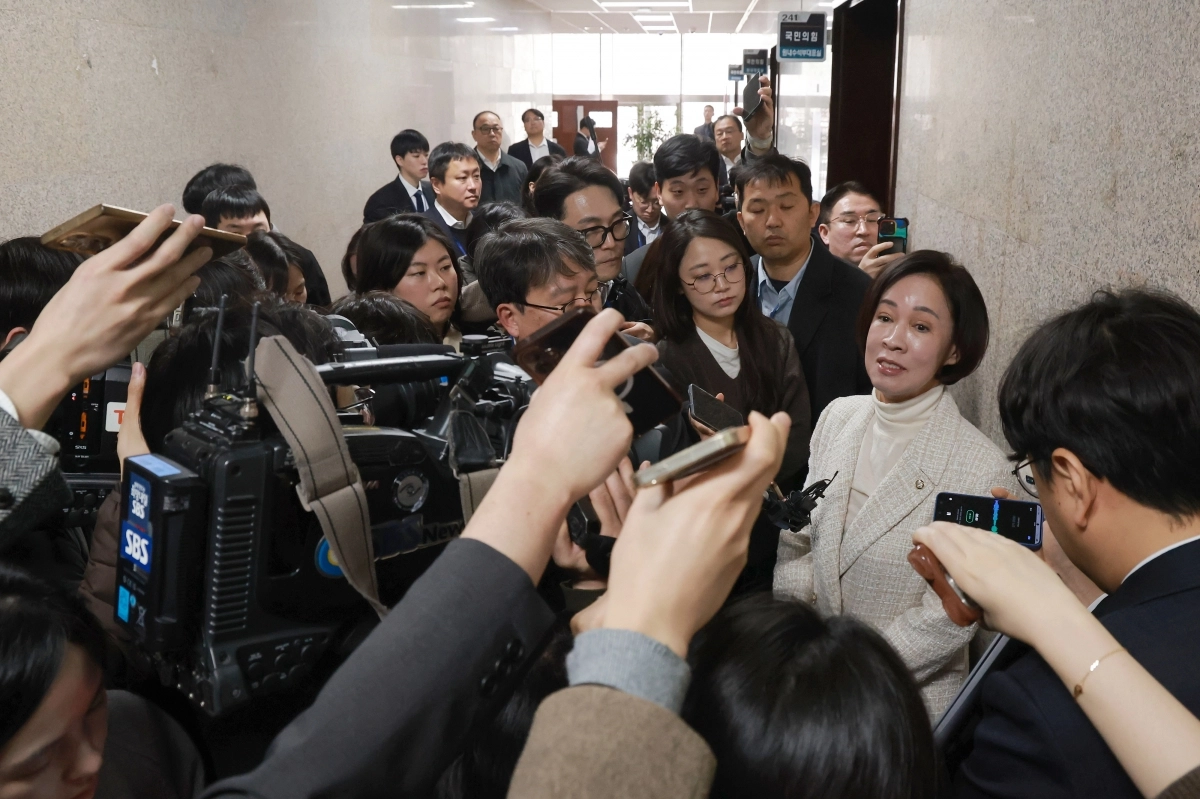 국민의힘 대구시당위원장인 이인선 의원이 26일 국회에서 국민의힘 대구·경북 의원들과 대구·경북 통합 특별법안 논의를 한 뒤 회의실에서 나와 취재진 질문에 답하고 있다. 2026.2.26 연합뉴스