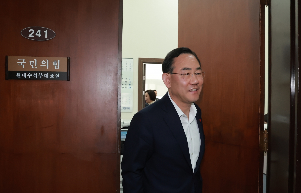 국민의힘 주호영 의원이 26일 국회에서 국민의힘 대구·경북 의원들과 대구·경북 통합 특별법안 논의를 한 뒤 이동하고 있다. 2026.2.26. 연합뉴스
