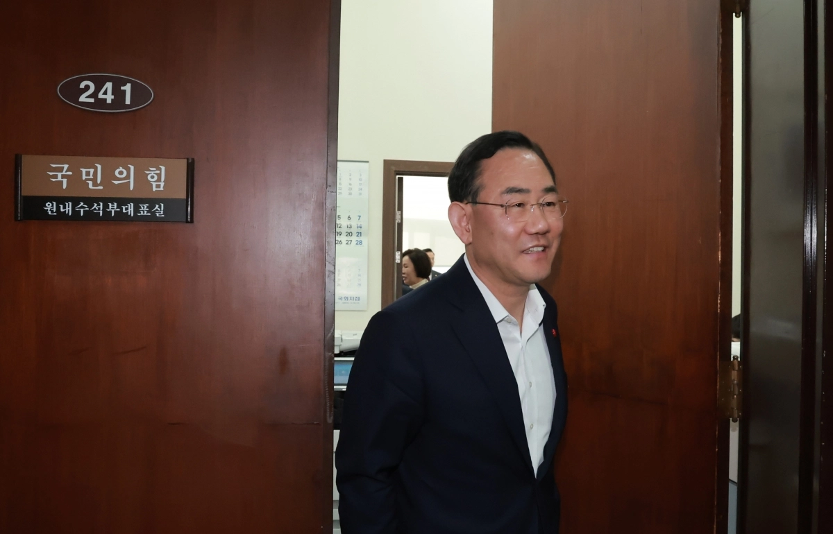 국민의힘 주호영 의원이 26일 국회에서 국민의힘 대구·경북 의원들과 대구·경북 통합 특별법안 논의를 한 뒤 이동하고 있다. 2026.2.26. 연합뉴스
