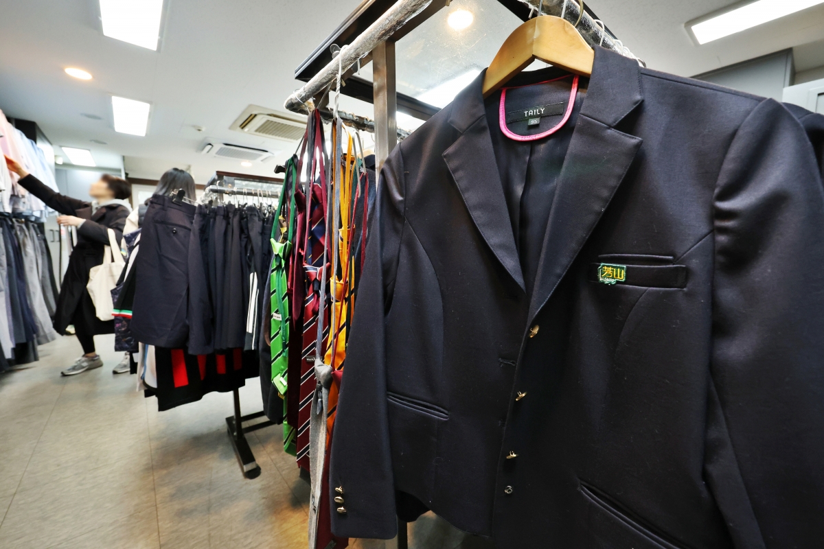 26일 서울 송파구 나눔교복매장을 찾은 학부모가 교복을 고르고 있다.  2026.2.26. 연합뉴스