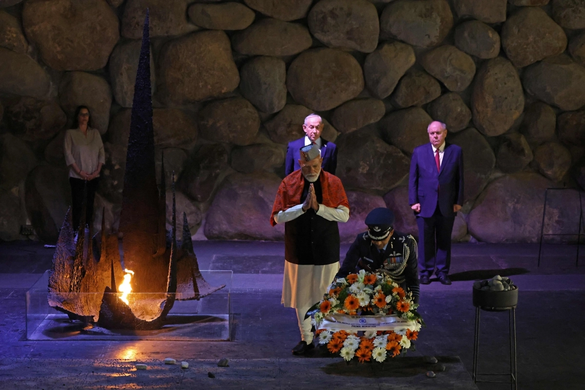 이스라엘 방문 모디 인도 총리, 홀로코스트 기념관서 헌화