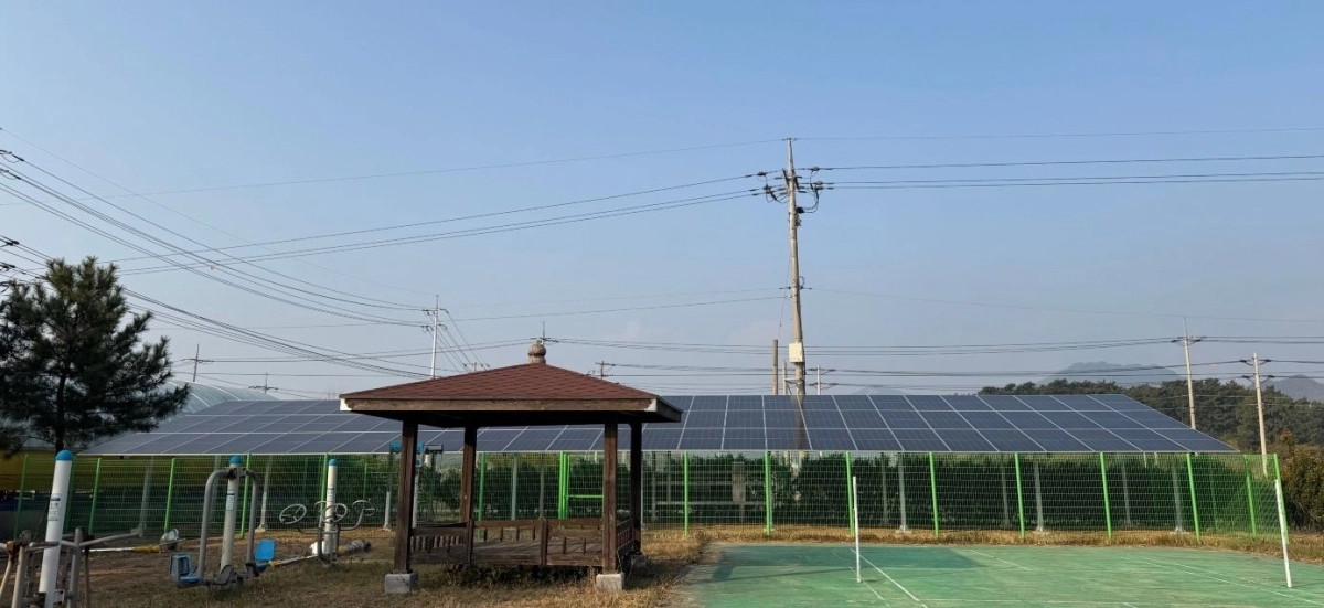 지난해 11월 전남 영광군 백수읍 지산리 미리내마을에 군 최초로 들어선 마을 단위 태양광발전소인 영광햇살나눔발전소 1호. 50㎾ 규모로 연간 65MWh의 전력이 생산된다. 영광군 제공