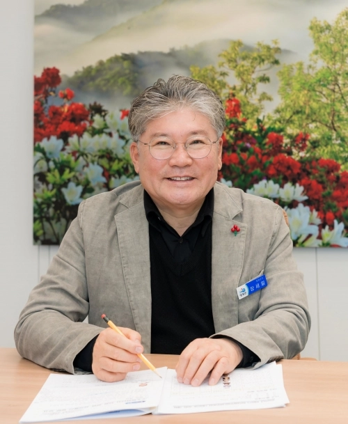 장세일 영광군수가 26일 군청 집무실에서 가진 서울신문과의 인터뷰에서 영광군의 발전 방향을 설명하고 있다. 영광군 제공