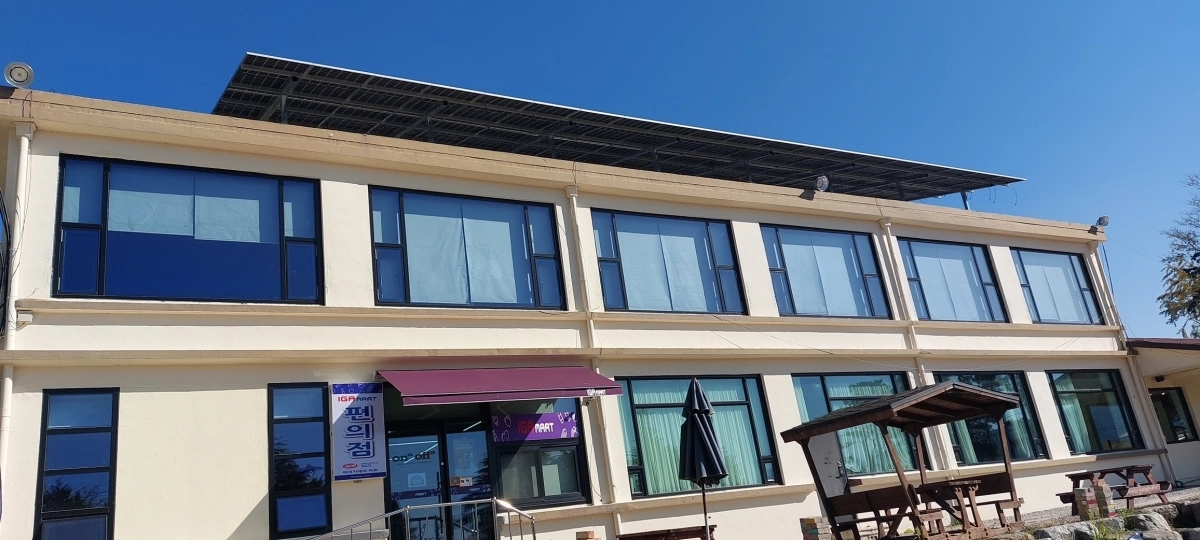 지난해 12월 대마면 원흥리 서로마을에 세워진 영광햇살나눔발전소 4호. 50㎾ 규모로 연간 65MWh의 전력이 생산된다. 영광군 제공