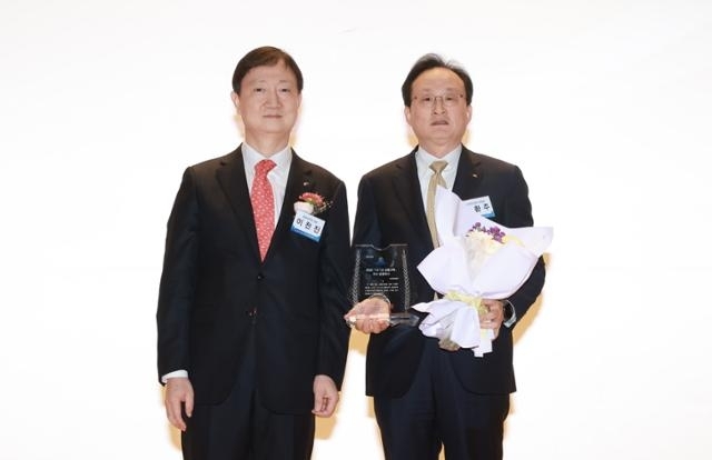 지난 25일 열린 ‘2025년 1사1교 금융교육 우수 사례 시상식’에서 이찬진(왼쪽) 금융감독원장과 이환주 KB국민은행장이 기념촬영을 하고 있다. KB국민은행 제공