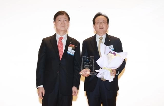 지난 25일 열린 ‘2025년 1사1교 금융교육 우수 사례 시상식’에서 이찬진(왼쪽) 금융감독원장과 이환주 KB국민은행장이 기념촬영을 하고 있다. KB국민은행 제공
