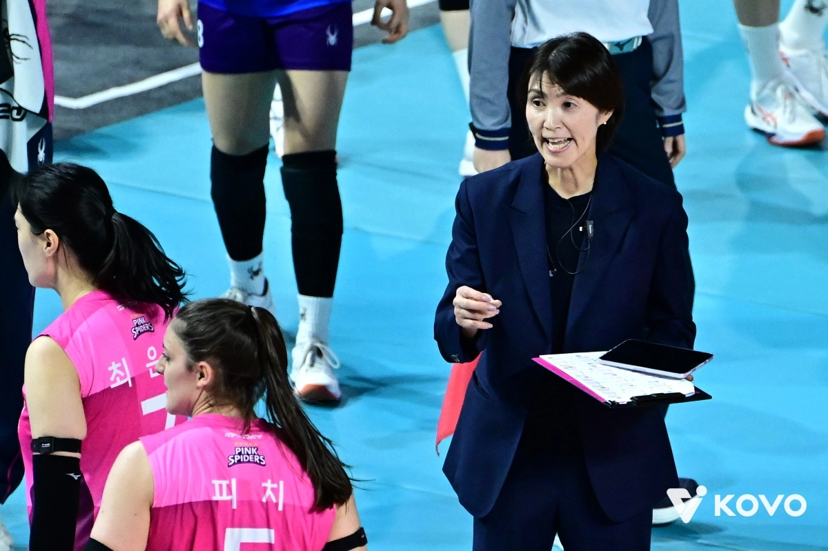 요시하라 토모코 흥국생명 감독이 26일 인천 삼산월드체육관에서 열린 2025~26 V리그 여자부 GS칼텍스전에서 선수들에 지시하고 있다. 2026.2.26 KOVO 제공