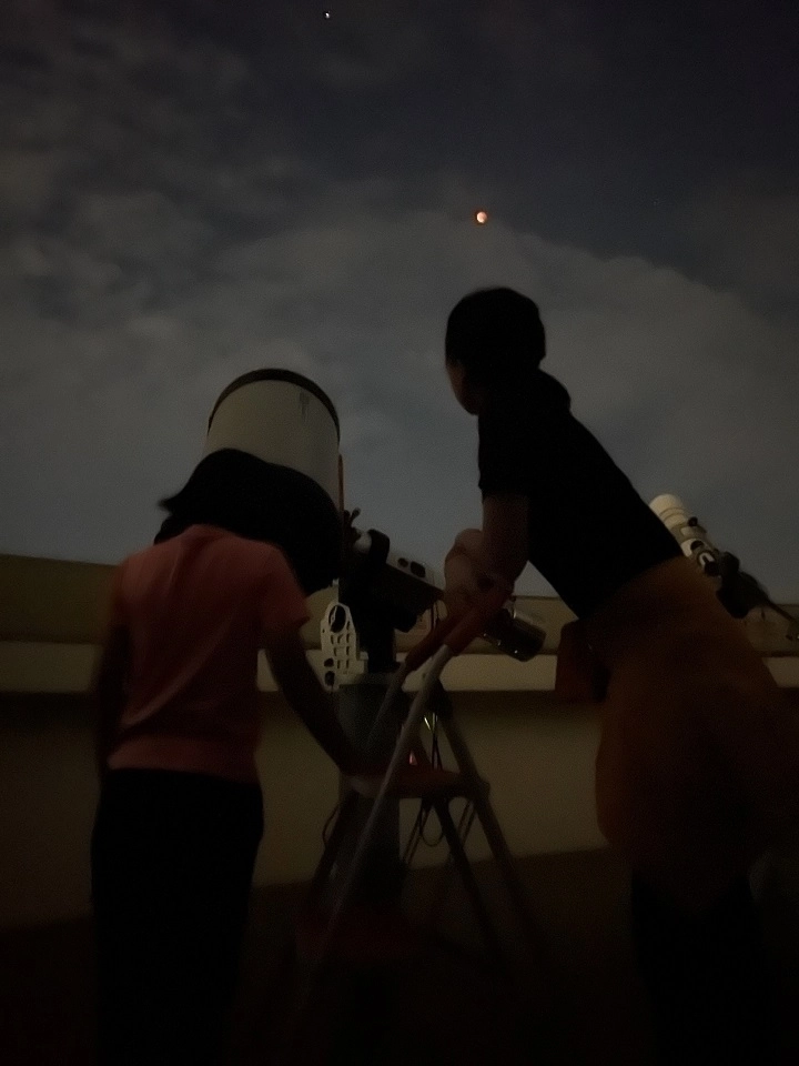 순천만천문대에서 고성능 천체망원경으로 월식을 관측하고 있다.