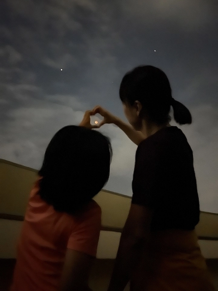 순천만천문대에서 고성능 천체망원경으로 월식을 관측하고 있는 모습.