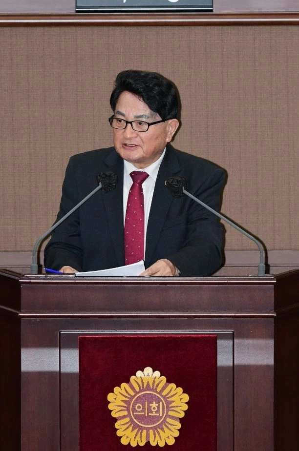 지난 24일 제334회 서울시의회 임시회 본회의 시정질의에서 오세훈 시장에게 질의하는 홍국표 의원