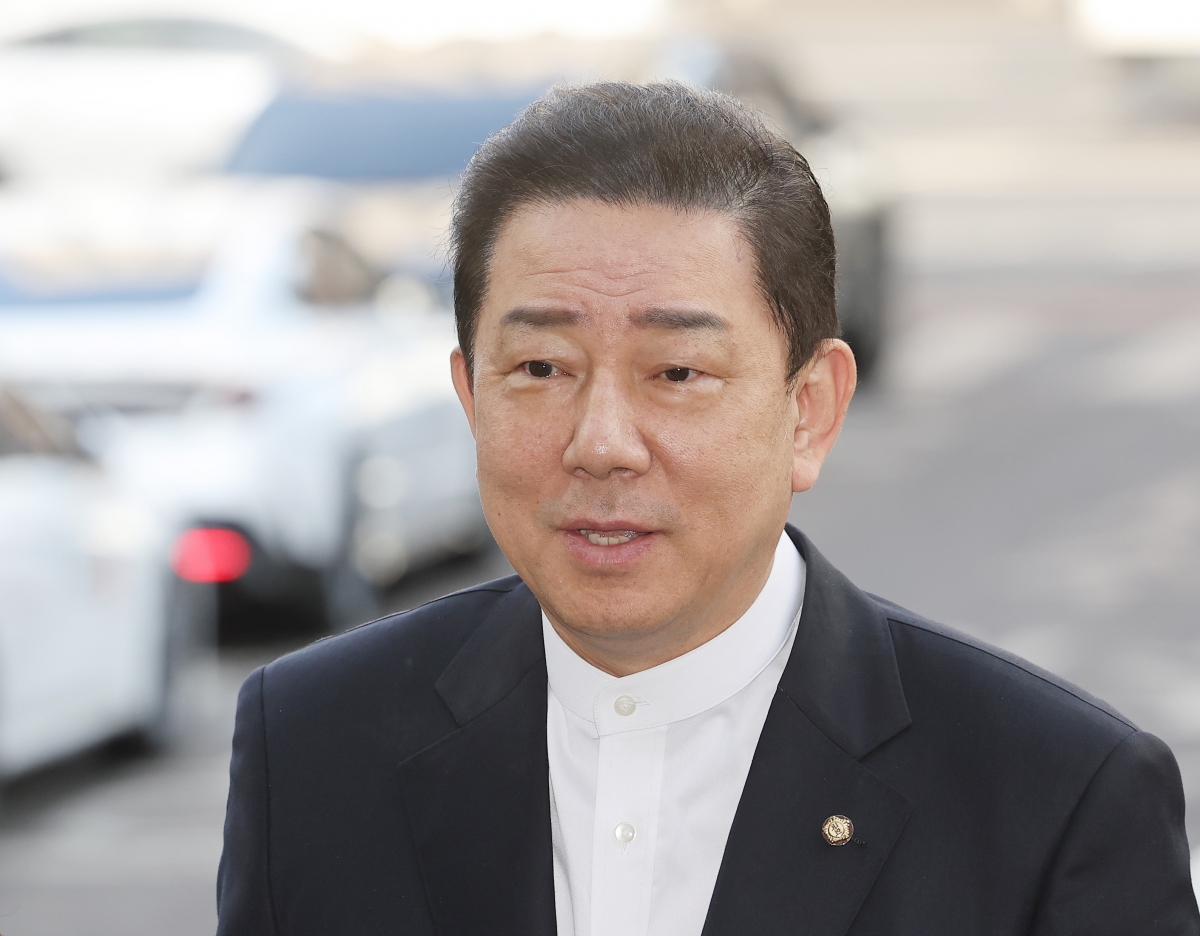 뇌물수수 등 13가지 의혹을 받는 김병기 무소속 의원이 27일 서울 마포구 서울경찰청 공공범죄수사대에 조사를 받기 위해 출석하고 있다. 연합뉴스