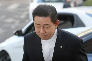 14시간 버틴 김병기, 이틀째 경찰 출석… ‘13개 의혹’ 정조준