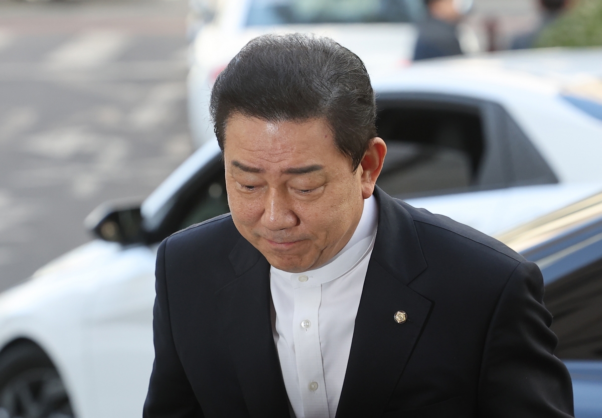 뇌물수수 등 13가지 의혹을 받는 김병기 무소속 의원이 27일 서울 마포구 서울경찰청 공공범죄수사대에 조사를 받기 위해 출석하고 있다. 연합뉴스