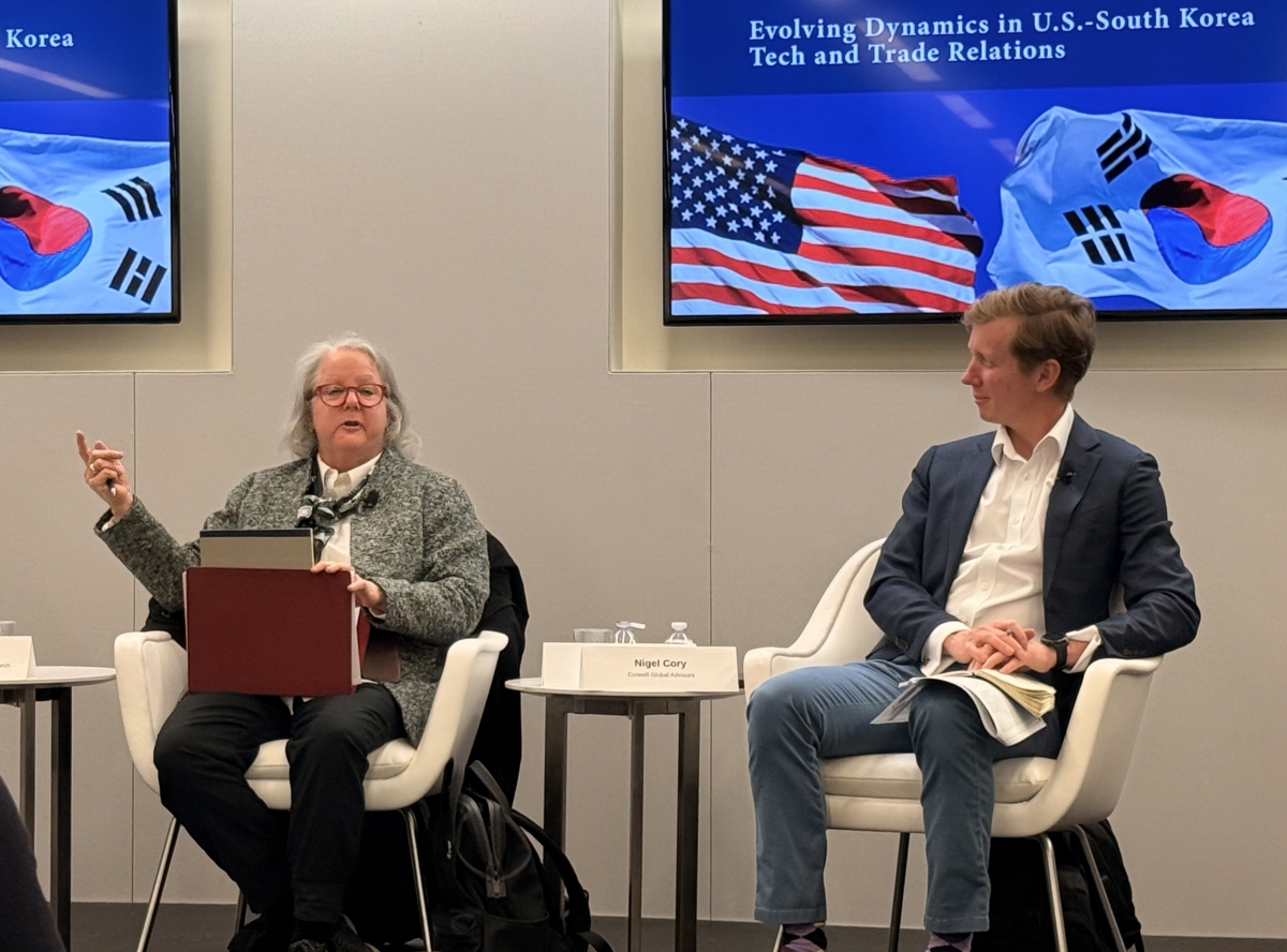 발언하는 태미 오버비 전 미국 상공회의소 부회장