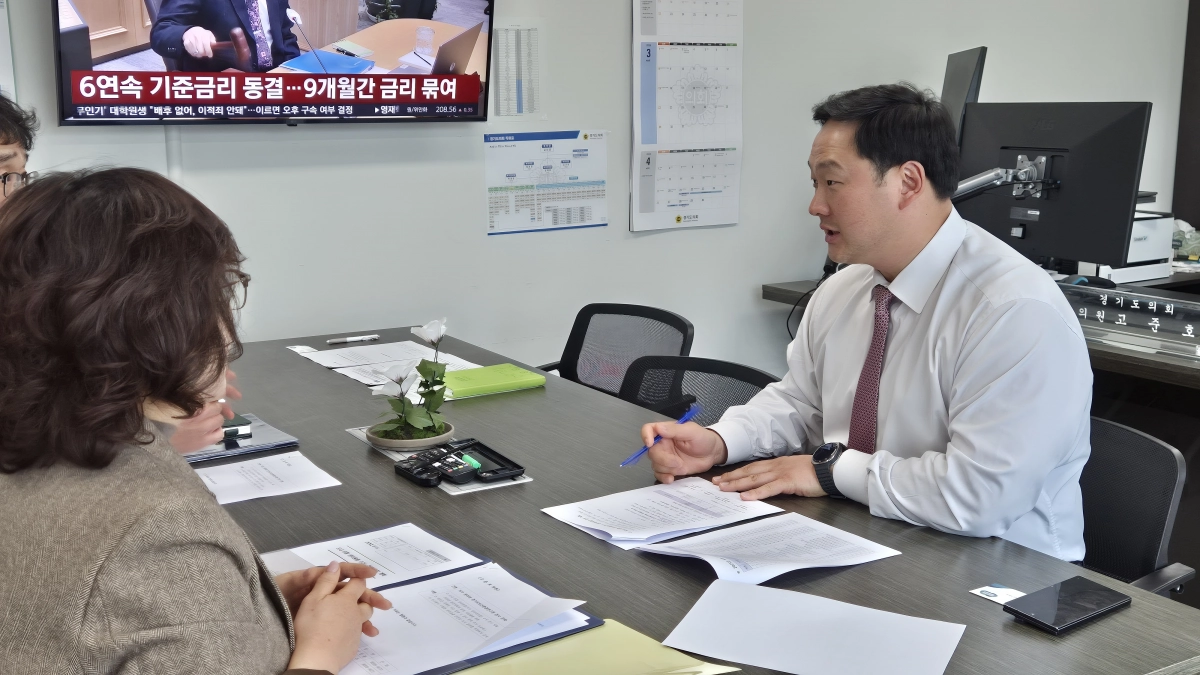 고준호 의원이 26일 경기도보건환경연구원과 초저가 생리대 출시 관련 간담회를 진행하고 있다.(사진=경기도의회)