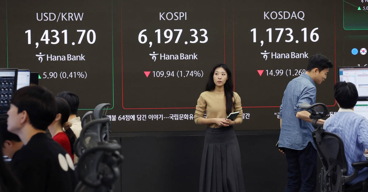 27일 서울 중구 하나은행 딜링룸에서 딜러들이 업무를 보고 있다. 27일 코스피는 전 거래일(6307.27)보다 109.78포인트(1.74%) 하락한 6197.49에, 코스닥 지수는 전 거래일(1188.15)보다 12.75포인트(1.07%) 내린 1175.40에 거래를 시작했다. 2026.02.27. 뉴시스