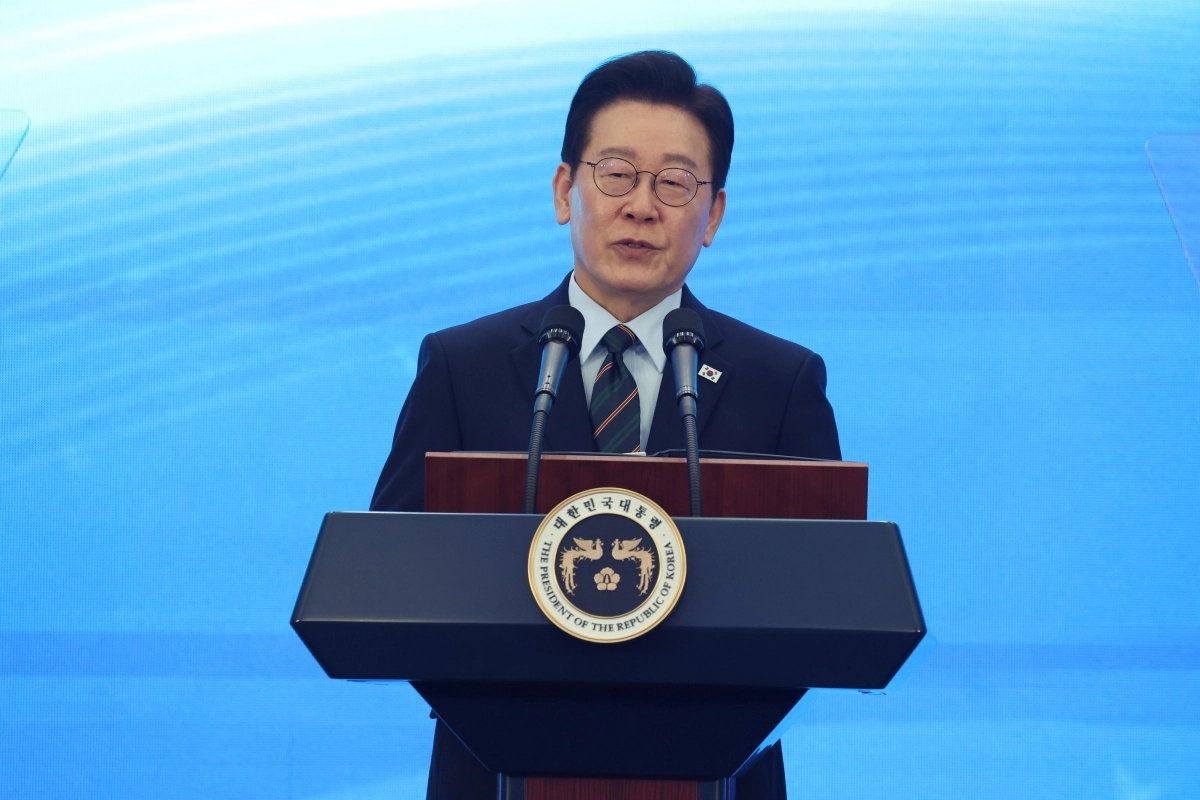 이재명 대통령이 27일 전북 군산새만금컨벤션센터에서 열린 새만금 로봇·수소·AI 시티 투자협약식에서 축사하고 있다. 2026.2.27 군산 연합뉴스