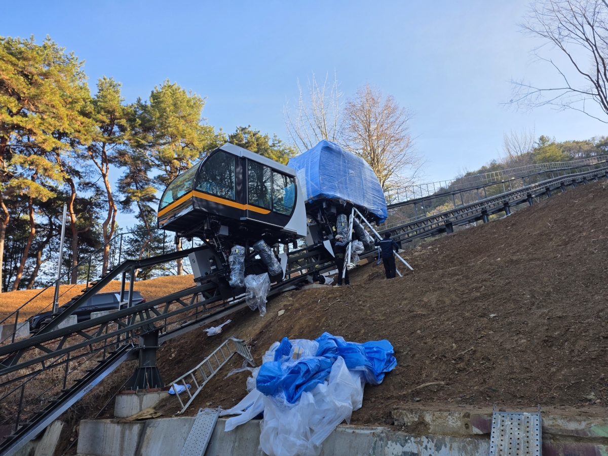 청남대에 설치되고 있는 모노레일. 충북도 제공.