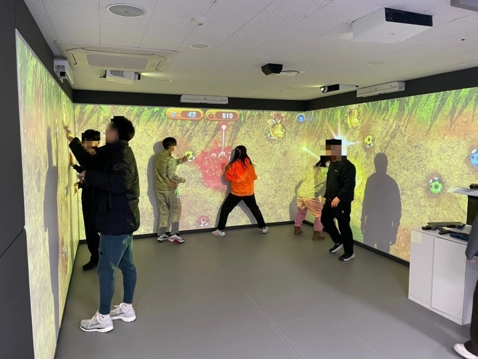 구립동대문장애인종합복지관에서 열린  증강현실(AR)·가상현실(VR) 등 디지털 콘텐츠 기술 활용 프로그램에 주민들이 참여하고 있다. 동대문구 제공
