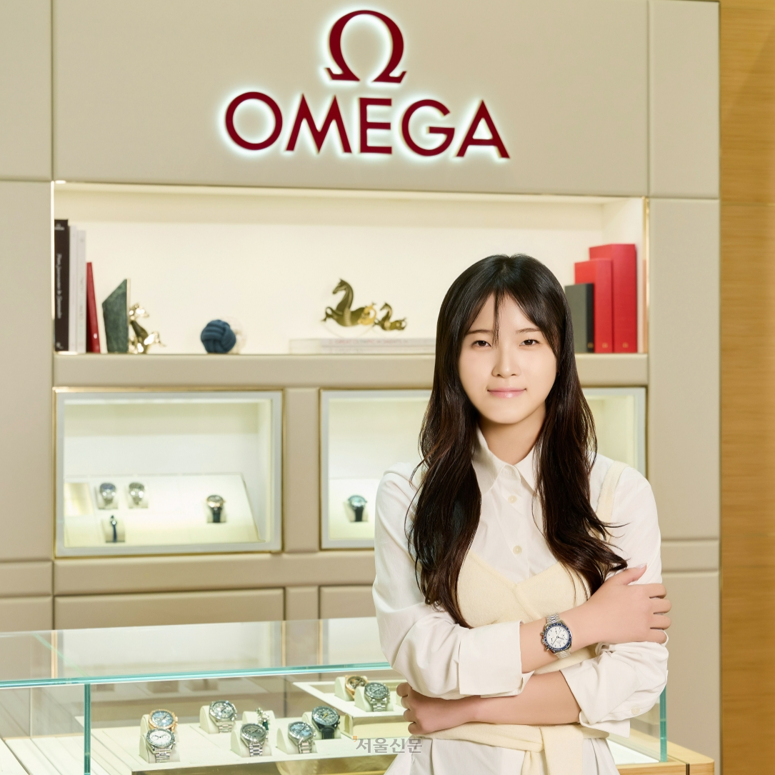 2026 밀라노·코르티나담페초 동계 올림픽에서 금메달을 획득한 최가온이 26일 명품 시계 브랜드 오메가로부터 받은 시계를 차고 기념사진을 찍고 있다. 2026.2.27 오메가 제공