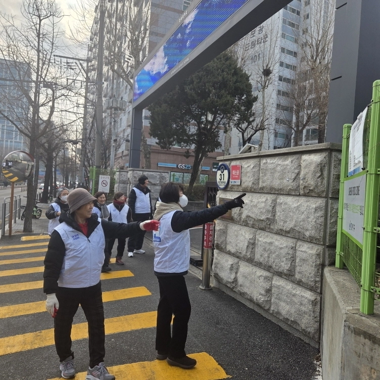 서울 강서구의 한 학교 인근에서 ‘내 지역 지킴이’가 통학 환경을 점검하고 있다.  강서구 제공