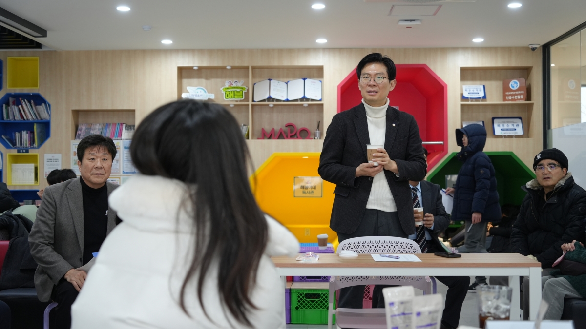 조정훈 국민의힘 의원이 지난 10일 서울 마포구 구립도화 청소년 문화의집에서 열린 ‘도화동 우리동네 차 한잔’ 모임에서 주민의 질문에 답을 하고 있다. 의원실 제공