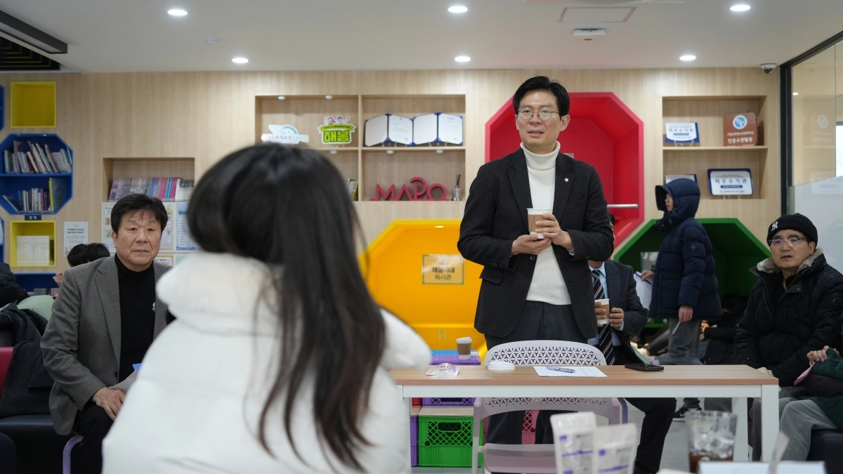 조정훈 국민의힘 의원이 지난 10일 서울 마포구 구립도화 청소년 문화의집에서 열린 ‘도화동 우리동네 차 한잔’ 모임에서 주민의 질문에 답을 하고 있다. 의원실 제공