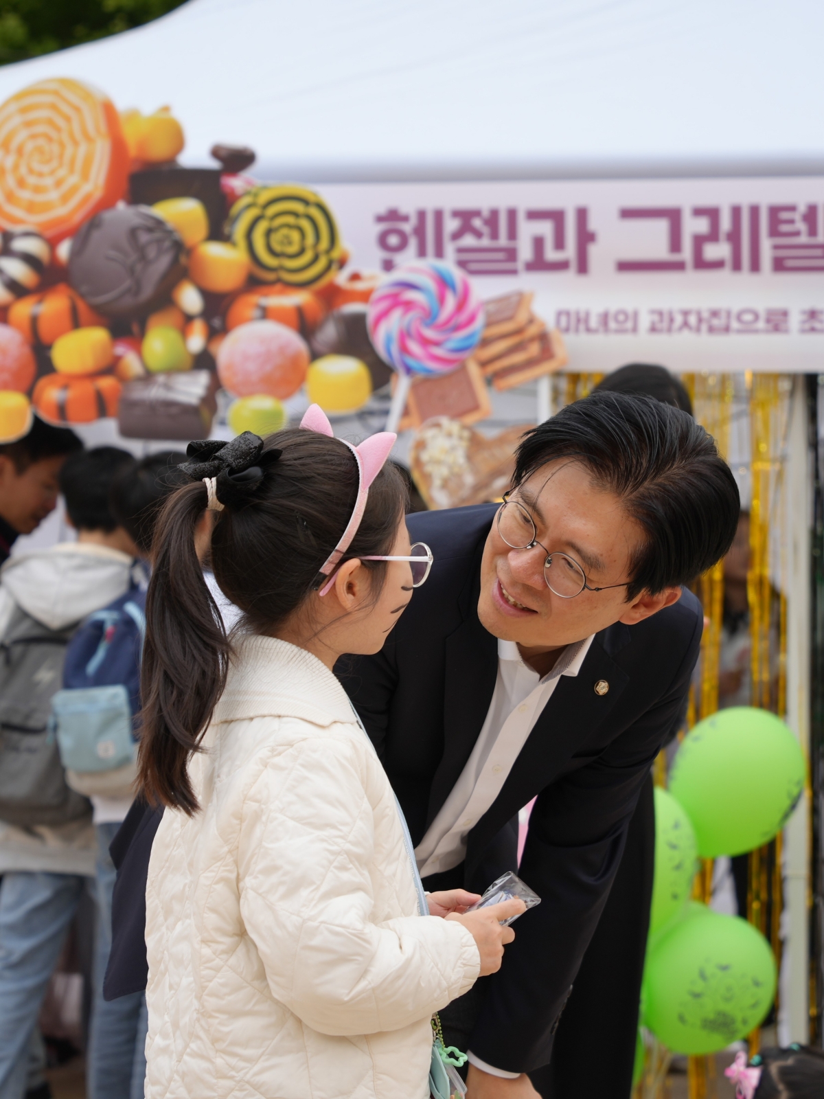 조정훈 국민의힘 의원이 지난해 10월 31일 서울 마포구 염리초등학교에서 열린 행사에서  스티커를 붙여준다는 아이에게 얼굴을 갖다대고 있다. 의원실 제공