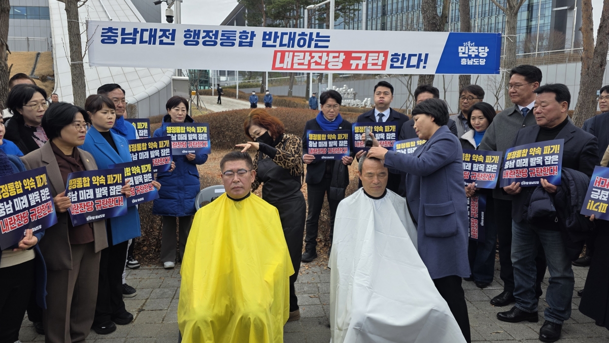 민주당 소속  오인철 충남도의회 부의장과 류제국 천안시의회 부의장이 27일 삭발을 하고 있다. 민주당 충남도당 제공