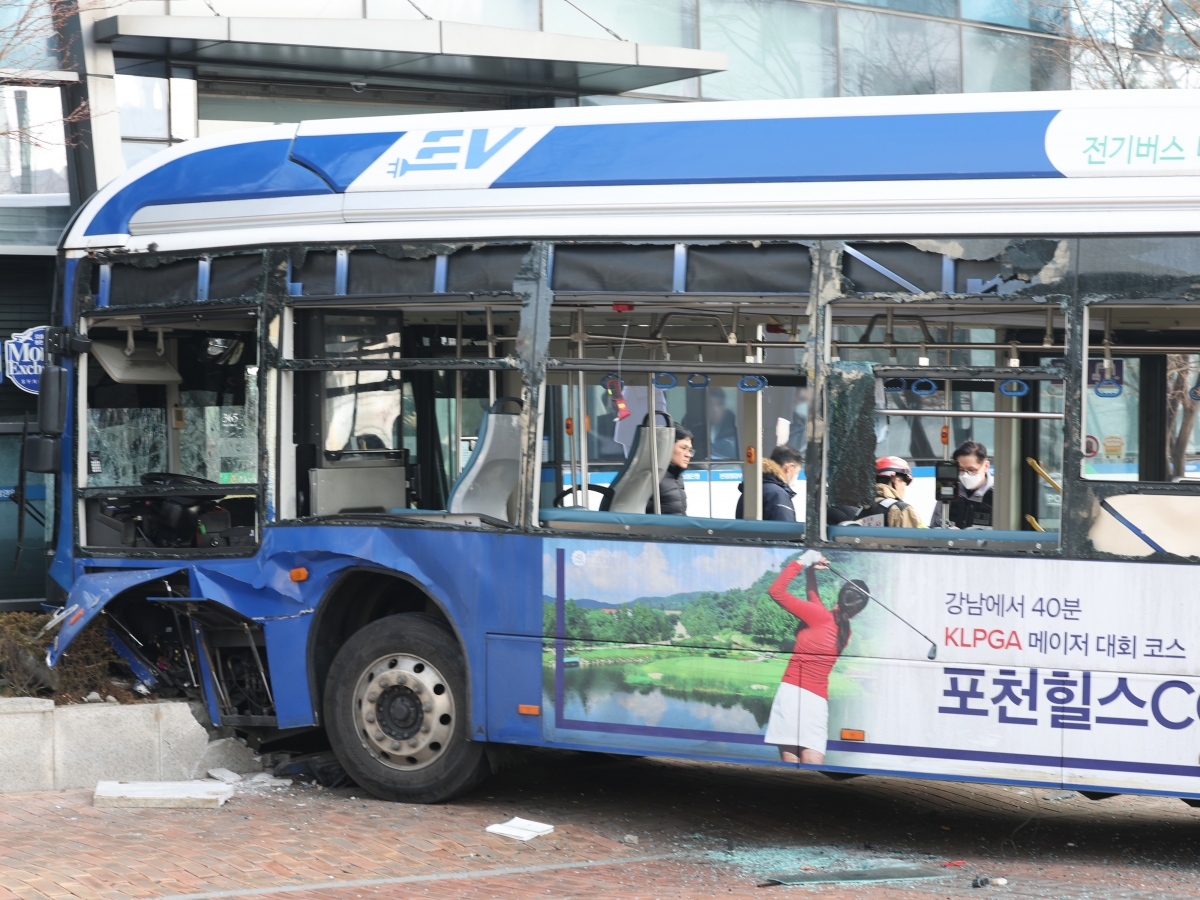 지난달 16일 서울 서대문역 사거리에서 버스가 인도로 돌진 뒤 건물에 충돌해 있다. 2026.1.16 연합뉴스
