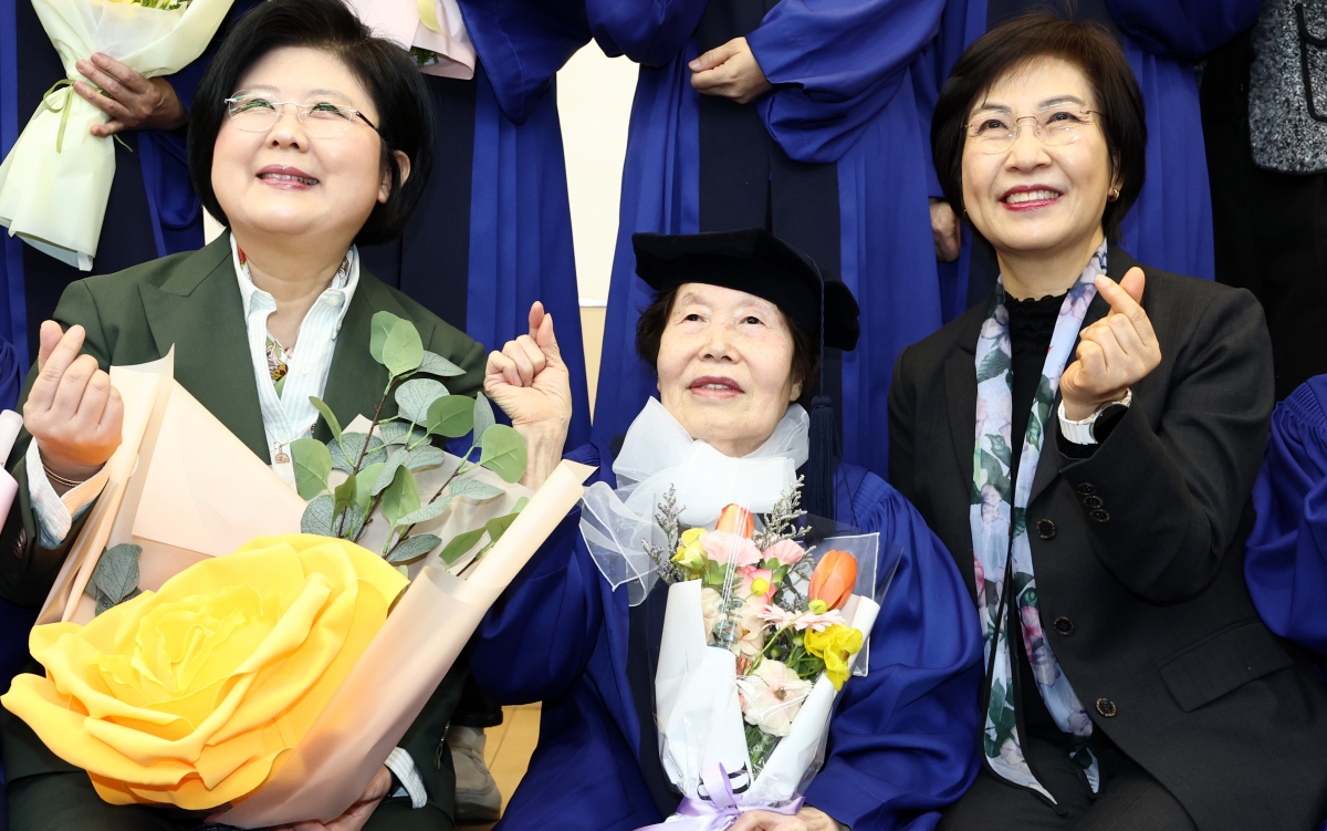 졸업 기뻐하는 김정자 할머니