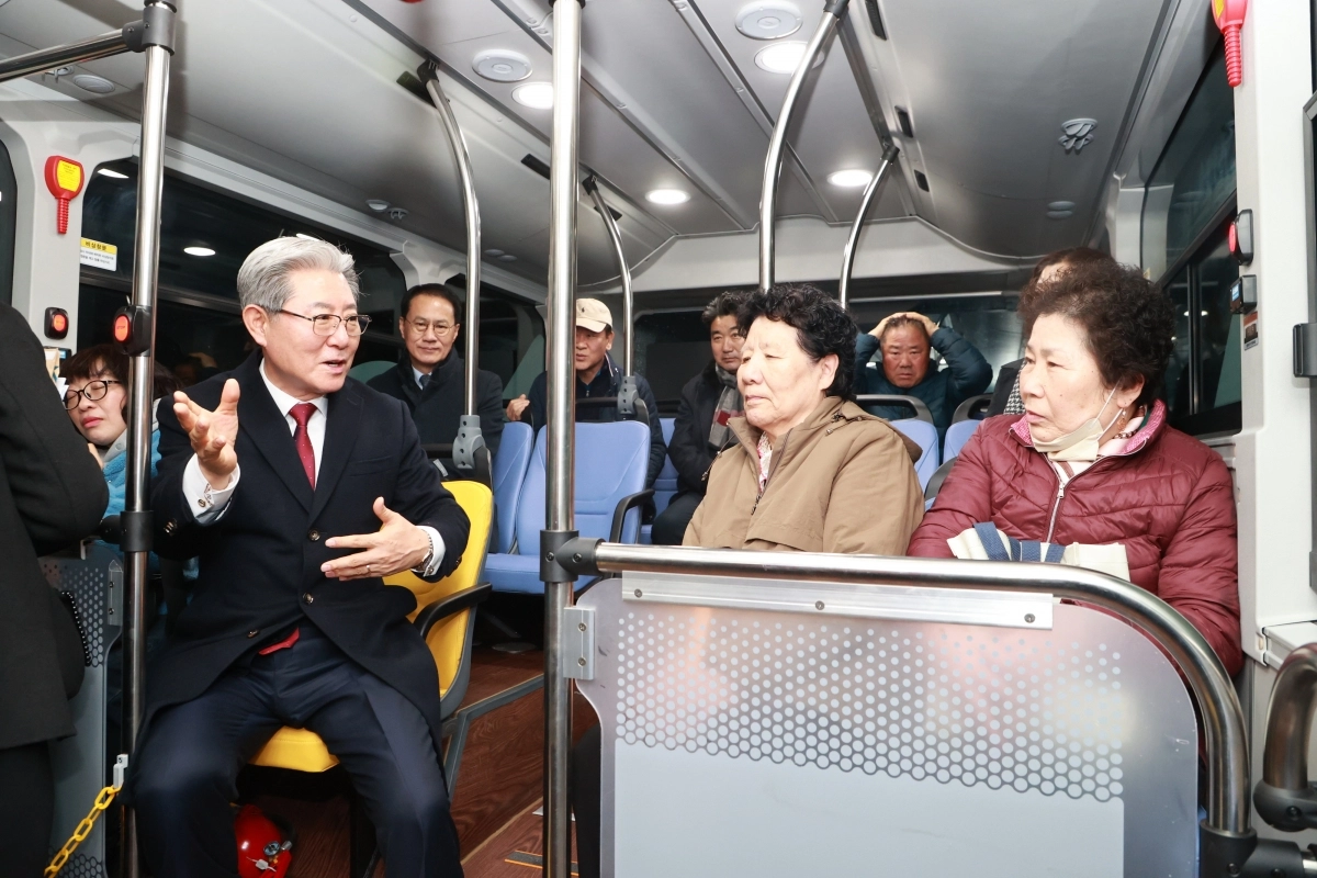 아침 ‘빵빵버스’ 첫 차를 탄 오태완 의령군수와 주민들. 2026.2.27. 의령군 제공